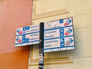 Schilder in der Innenstadt von La Spezia
