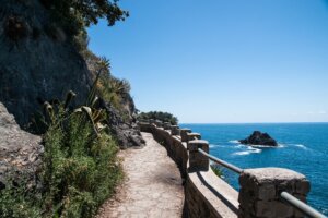 Blick auf die Küste während einer Wanderung durch den Nationalpark Cinque Terre