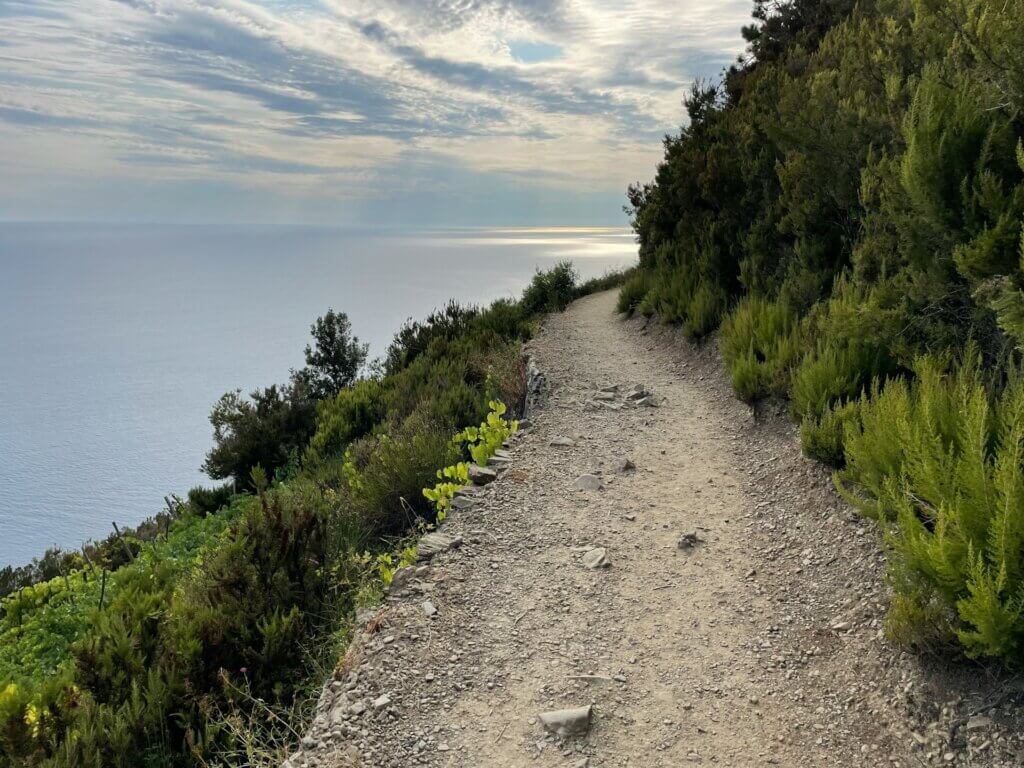 Wanderweg in den Cinque Terre entlang der Küste